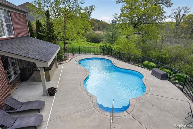9074 Ridgefield Drive, Brighton, MI 48114