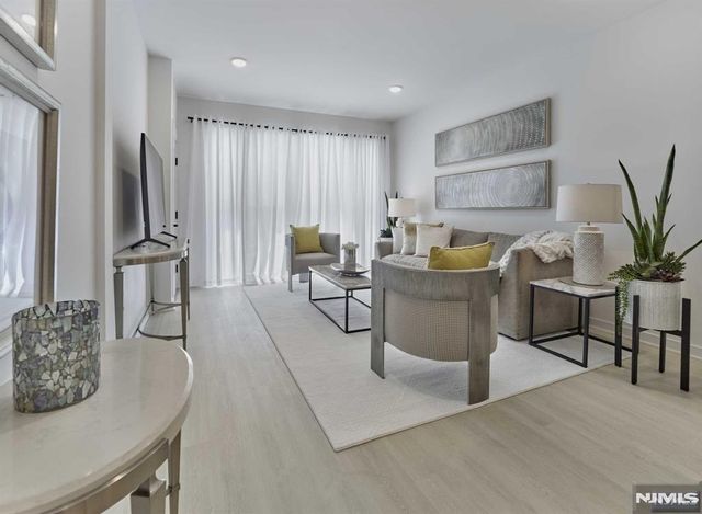 8 Tice Road 110, Franklin Lakes, NJ 07417