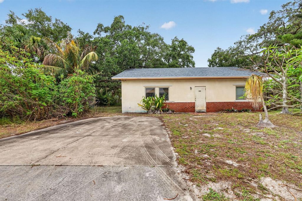 Image 1 of property listing at 968 NE Kubin Avenue, Jensen Beach, FL 34957