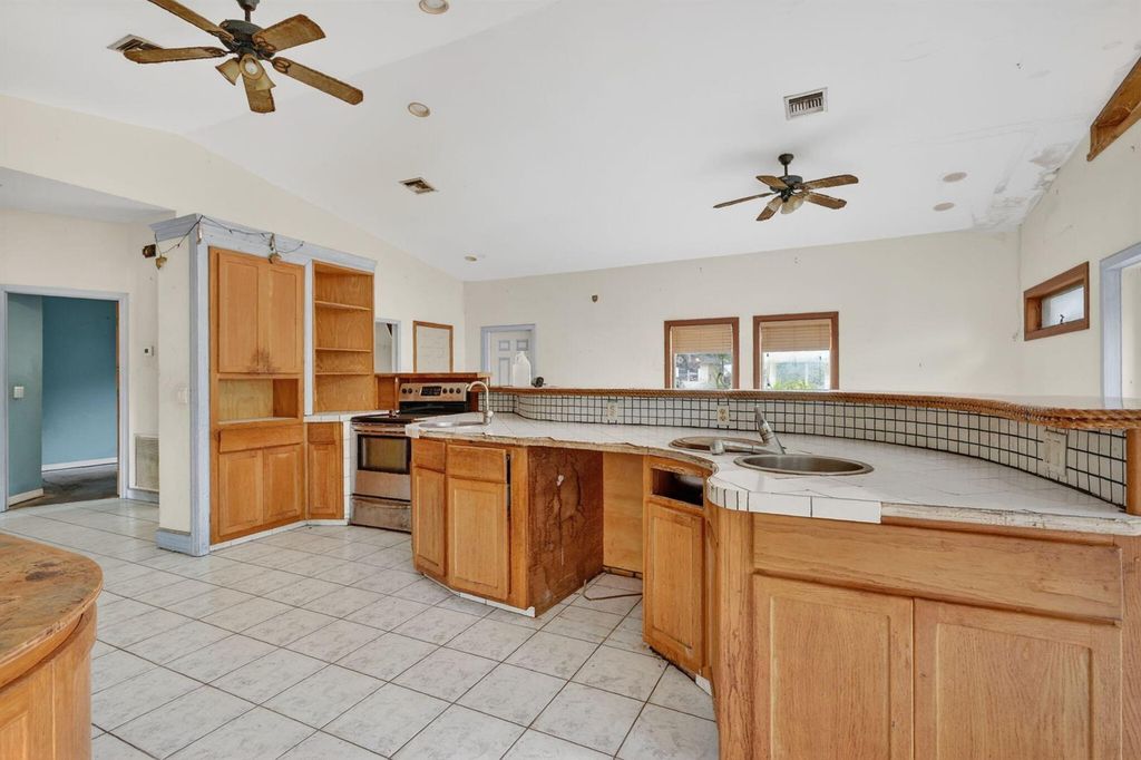 Image 10 of property listing at 968 NE Kubin Avenue, Jensen Beach, FL 34957