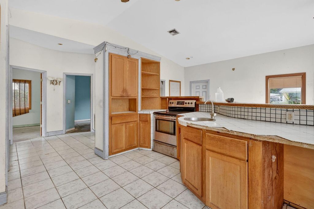 Image 12 of property listing at 968 NE Kubin Avenue, Jensen Beach, FL 34957