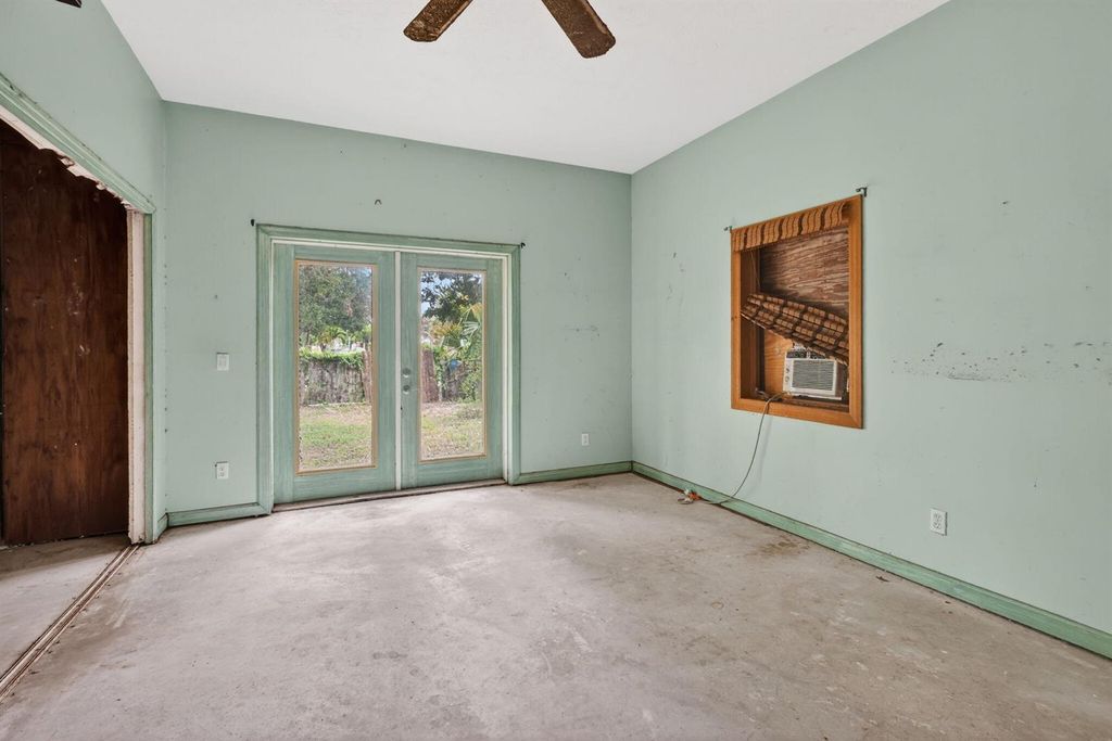 Image 14 of property listing at 968 NE Kubin Avenue, Jensen Beach, FL 34957