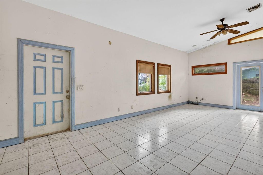 Image 17 of property listing at 968 NE Kubin Avenue, Jensen Beach, FL 34957