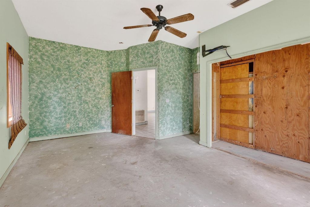 Image 20 of property listing at 968 NE Kubin Avenue, Jensen Beach, FL 34957