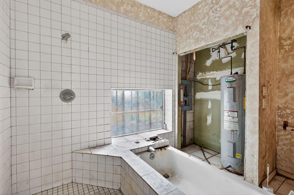 Image 23 of property listing at 968 NE Kubin Avenue, Jensen Beach, FL 34957