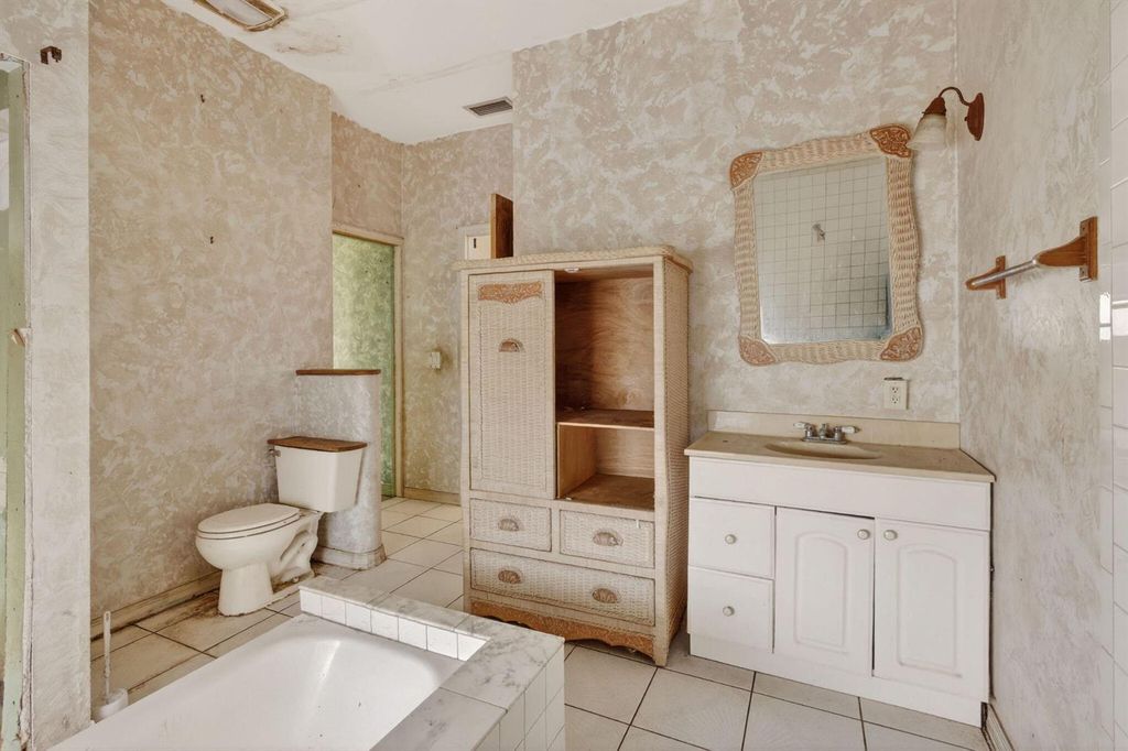 Image 24 of property listing at 968 NE Kubin Avenue, Jensen Beach, FL 34957
