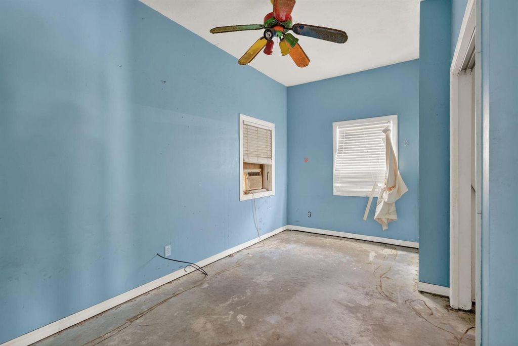Image 25 of property listing at 968 NE Kubin Avenue, Jensen Beach, FL 34957