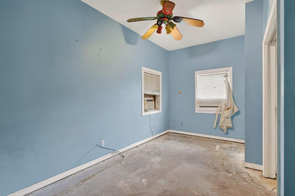 Image 27 of property listing at 968 NE Kubin Avenue, Jensen Beach, FL 34957