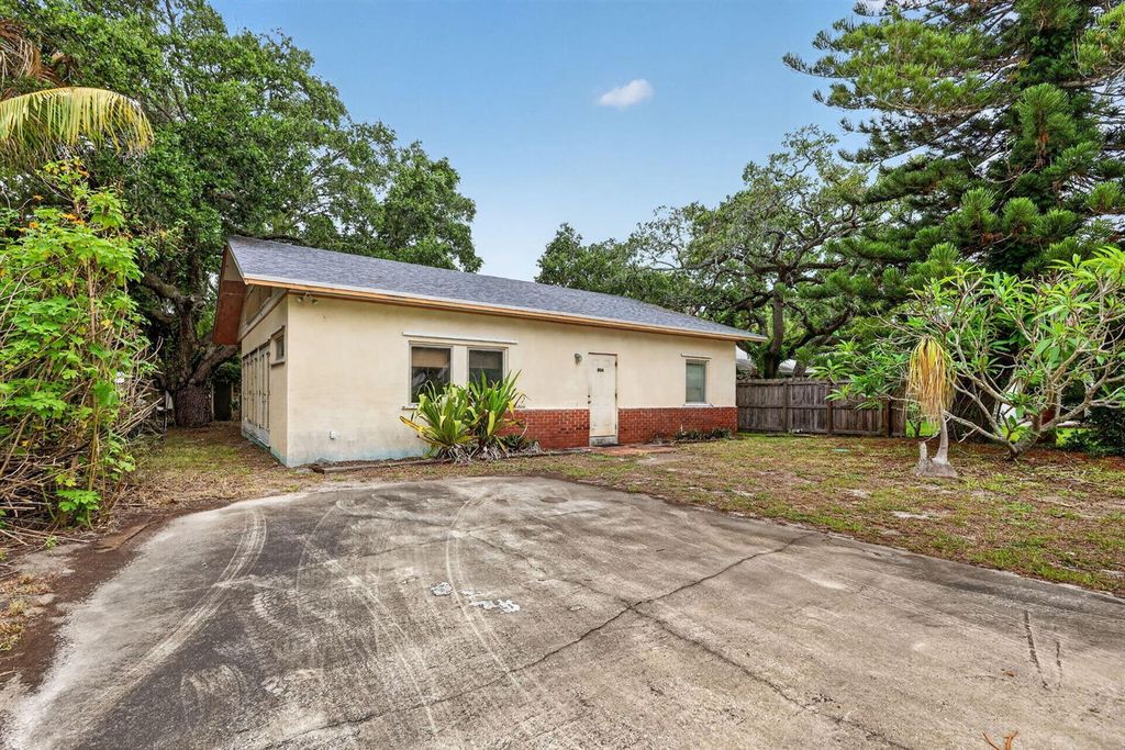 Image 29 of property listing at 968 NE Kubin Avenue, Jensen Beach, FL 34957