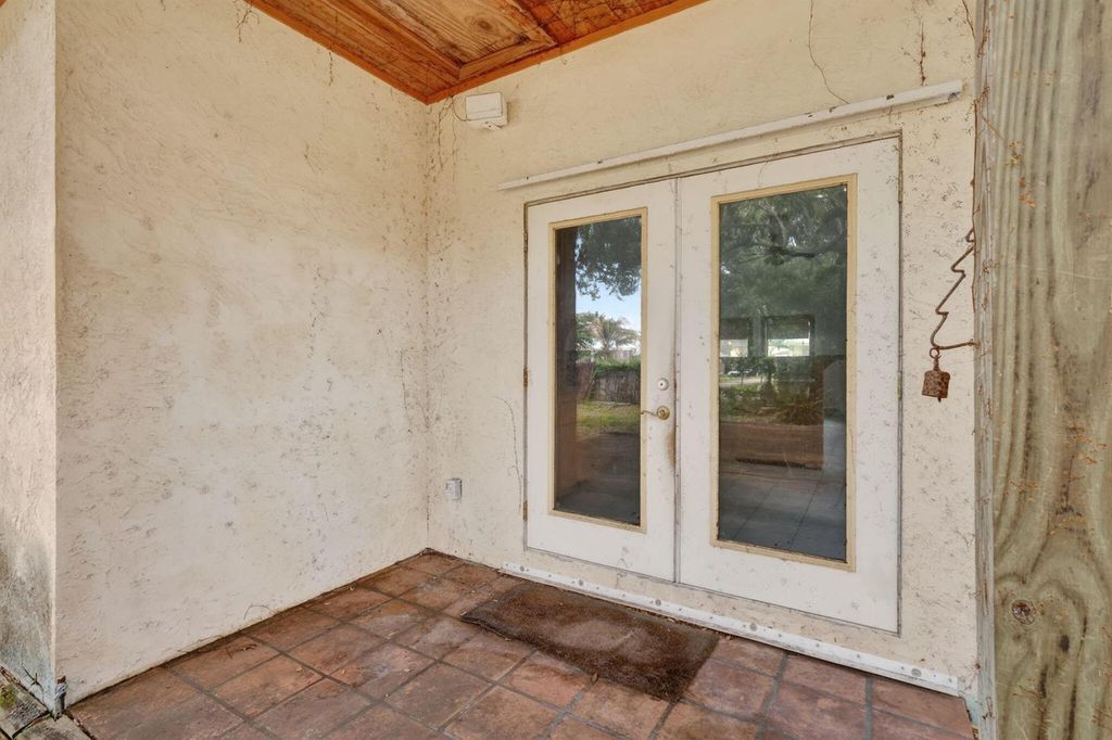 Image 30 of property listing at 968 NE Kubin Avenue, Jensen Beach, FL 34957