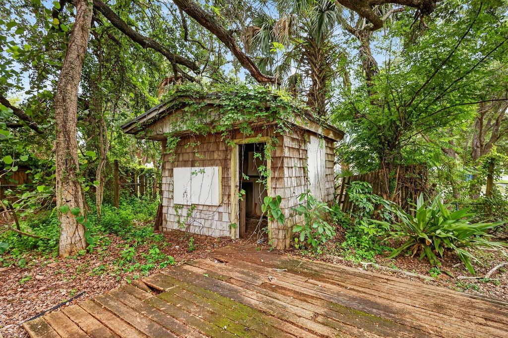 Image 31 of property listing at 968 NE Kubin Avenue, Jensen Beach, FL 34957