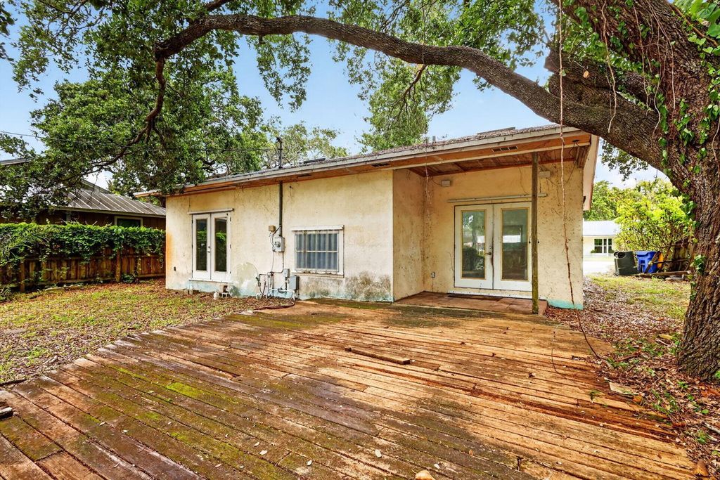 Image 4 of property listing at 968 NE Kubin Avenue, Jensen Beach, FL 34957