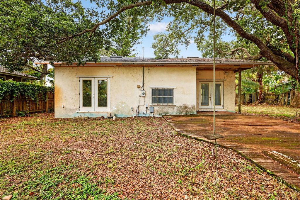 Image 5 of property listing at 968 NE Kubin Avenue, Jensen Beach, FL 34957