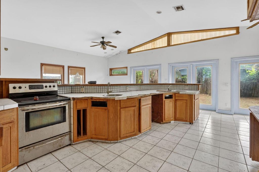 Image 7 of property listing at 968 NE Kubin Avenue, Jensen Beach, FL 34957