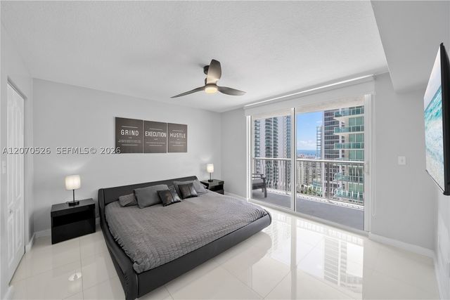 1200 Brickell Bay Dr 2205, Miami, FL 33131