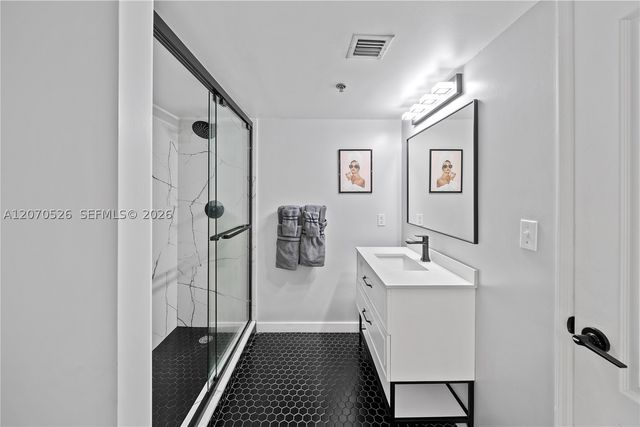 1200 Brickell Bay Dr 2205, Miami, FL 33131