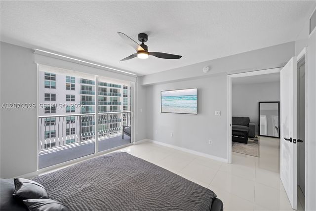 1200 Brickell Bay Dr 2205, Miami, FL 33131