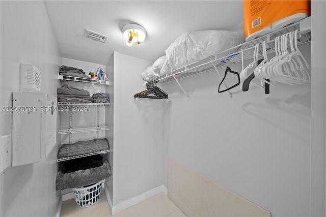 1200 Brickell Bay Dr 2205, Miami, FL 33131