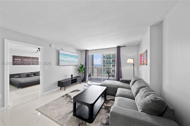 1200 Brickell Bay Dr 2205, Miami, FL 33131