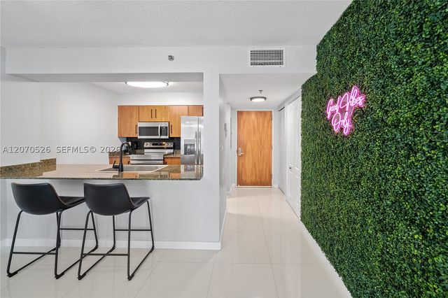 1200 Brickell Bay Dr 2205, Miami, FL 33131