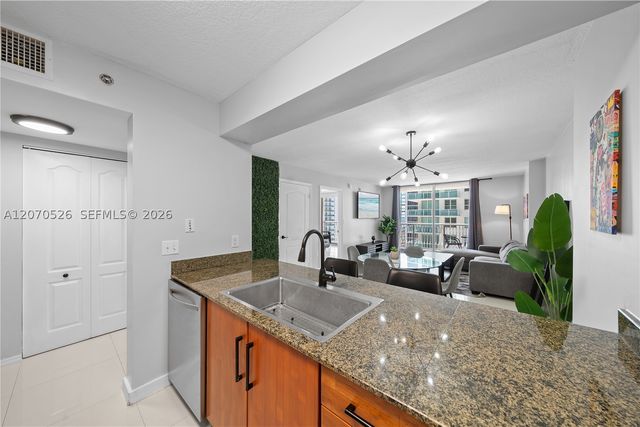 1200 Brickell Bay Dr 2205, Miami, FL 33131