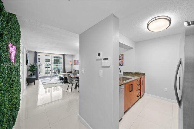 1200 Brickell Bay Dr 2205, Miami, FL 33131