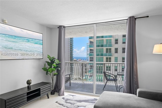 1200 Brickell Bay Dr 2205, Miami, FL 33131