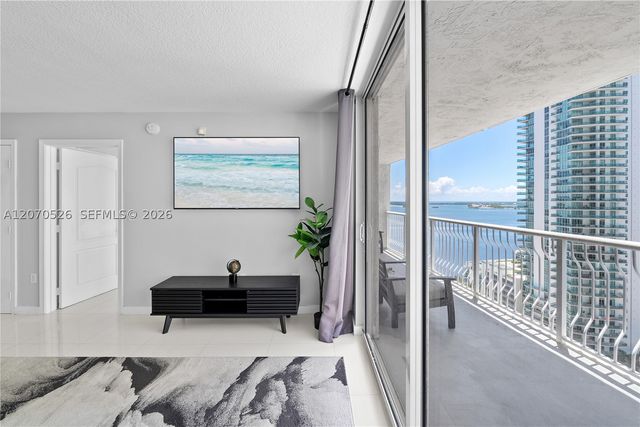 1200 Brickell Bay Dr 2205, Miami, FL 33131