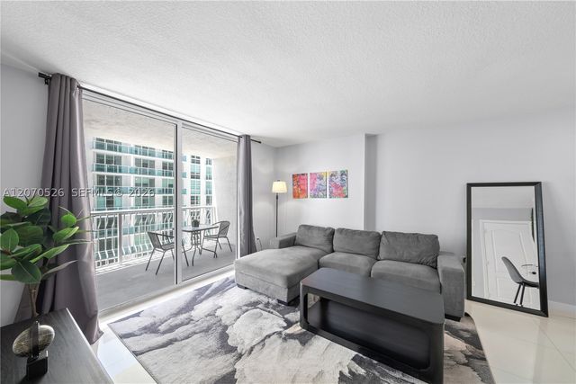 1200 Brickell Bay Dr 2205, Miami, FL 33131