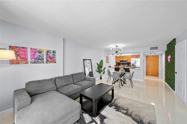 1200 Brickell Bay Dr 2205, Miami, FL 33131