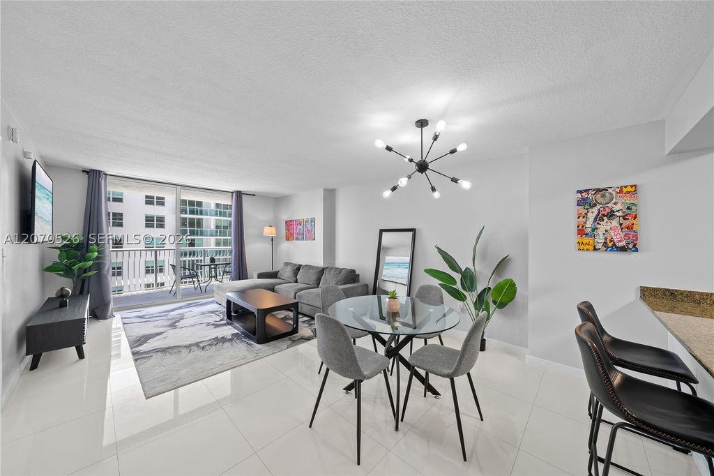 1200 Brickell Bay Dr 2205, Miami, FL 33131