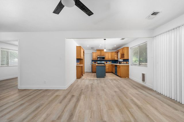 1284 N Riverview Avenue, Reedley, CA 93654