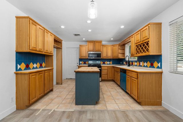 1284 N Riverview Avenue, Reedley, CA 93654