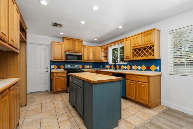1284 N Riverview Avenue, Reedley, CA 93654