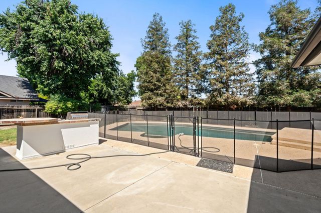 1284 N Riverview Avenue, Reedley, CA 93654