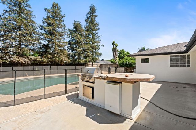 1284 N Riverview Avenue, Reedley, CA 93654