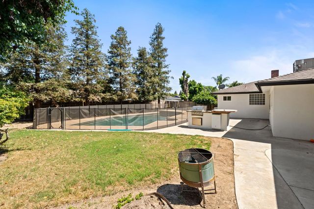 1284 N Riverview Avenue, Reedley, CA 93654
