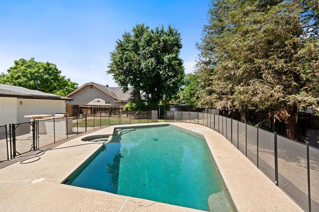 1284 N Riverview Avenue, Reedley, CA 93654