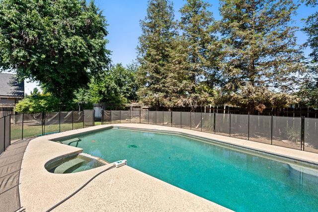 1284 N Riverview Avenue, Reedley, CA 93654
