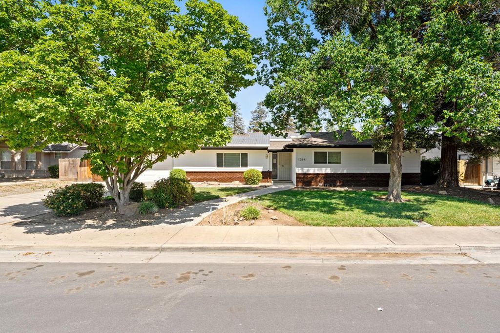 1284 N Riverview Avenue, Reedley, CA 93654