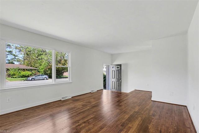 319 Pasture LN, Hampton, VA 23669