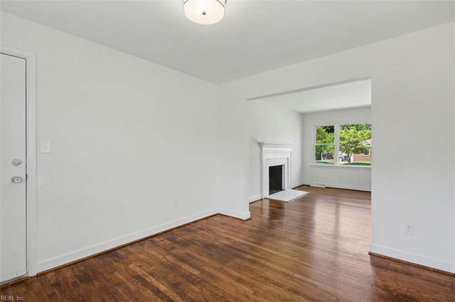 319 Pasture LN, Hampton, VA 23669