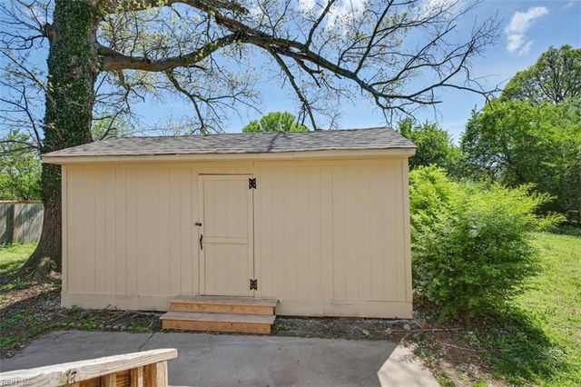 319 Pasture LN, Hampton, VA 23669