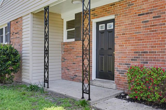 319 Pasture LN, Hampton, VA 23669