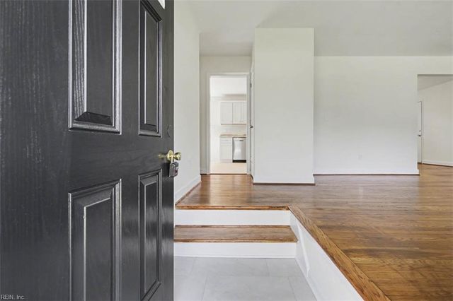 319 Pasture LN, Hampton, VA 23669