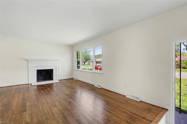 319 Pasture LN, Hampton, VA 23669