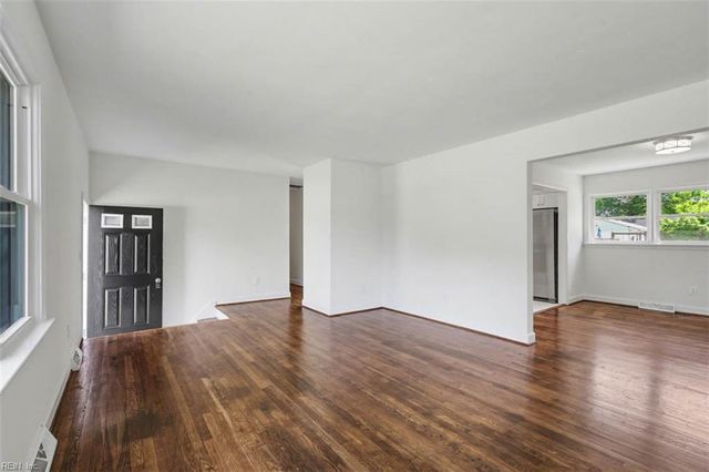 319 Pasture LN, Hampton, VA 23669