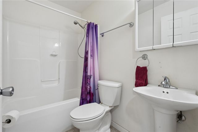 2748 O Avenue NW B, Cedar Rapids, IA 52405