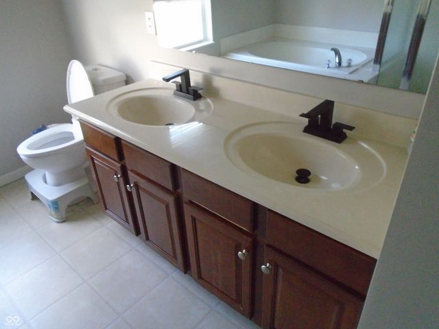 2097 S Woodgrove Way, New Palestine, IN 46163