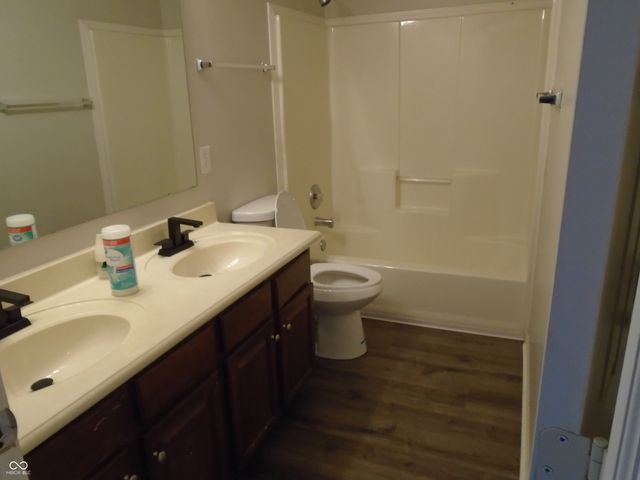 2097 S Woodgrove Way, New Palestine, IN 46163